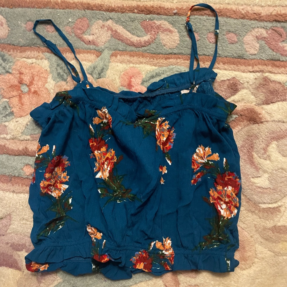 NWT Floral Cropped tank top from Tilly’s